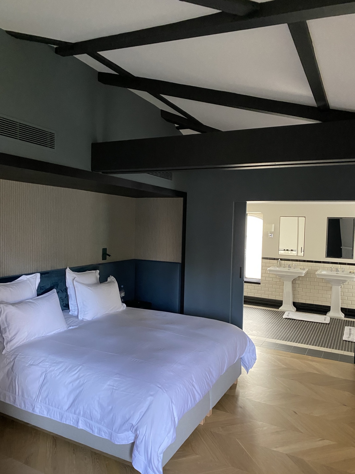 Chambre avec poutres apparentes et salle de bains attenante