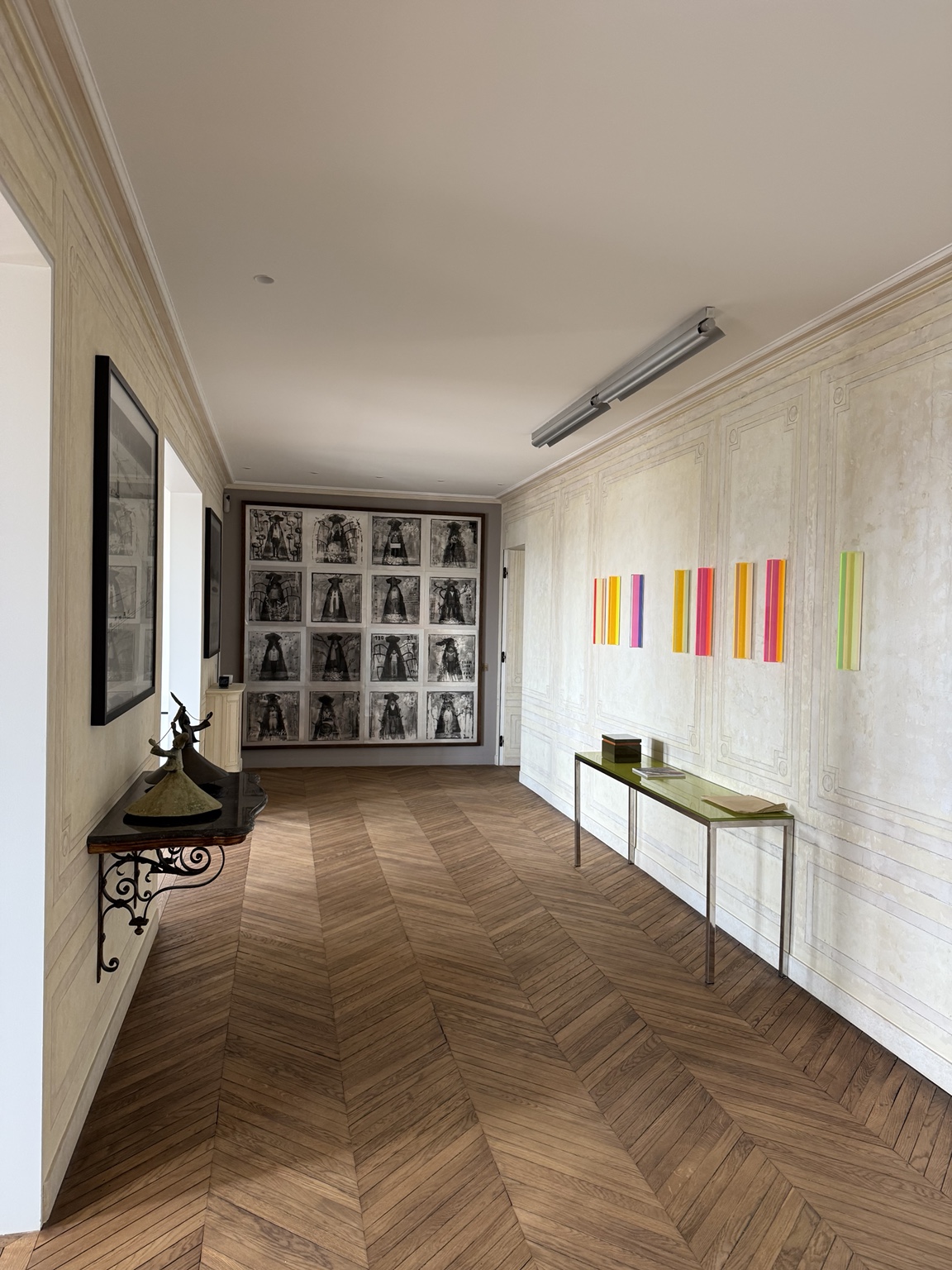 Couloir avec parquet et moulures