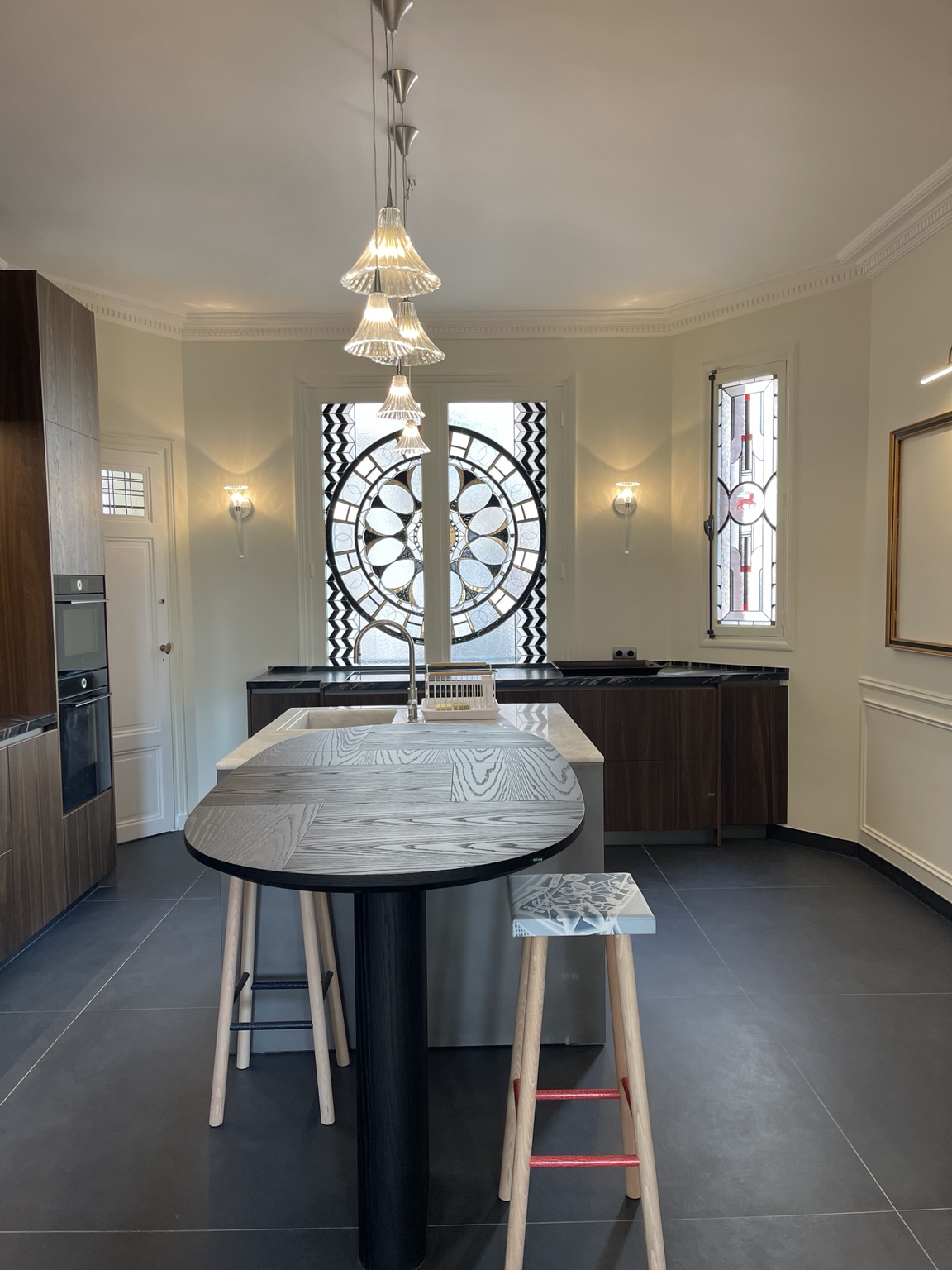 Cuisine sur mesure et vitraux