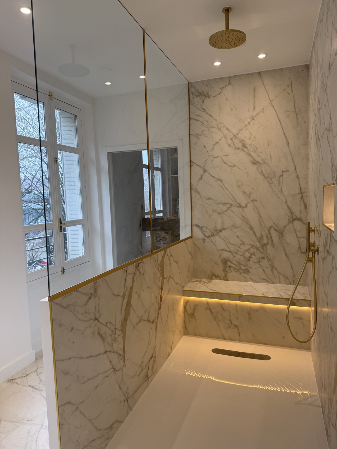 Douche en marbre et robinetterie dorée