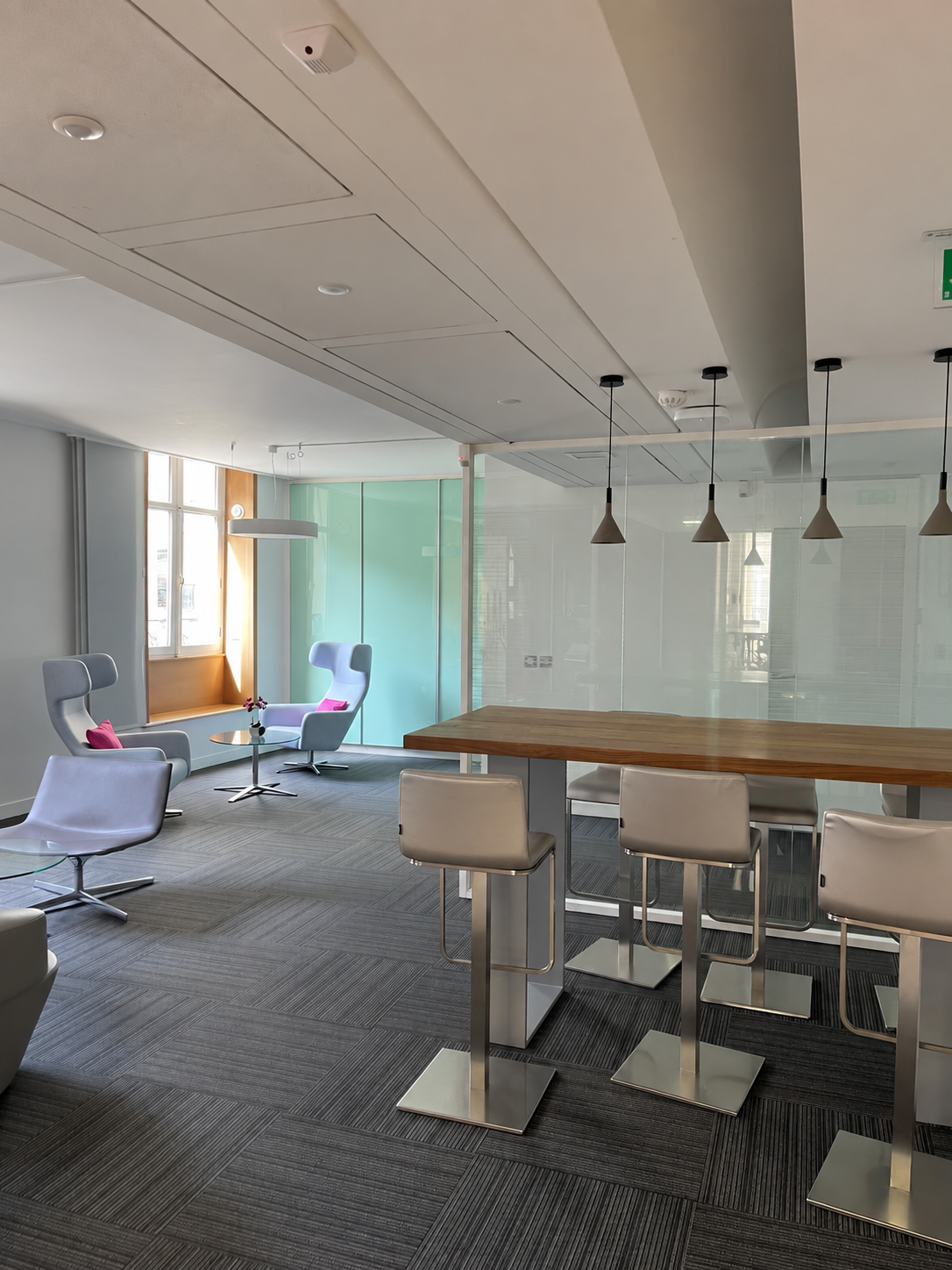 Espace de convivialité et cloisons vitrées
