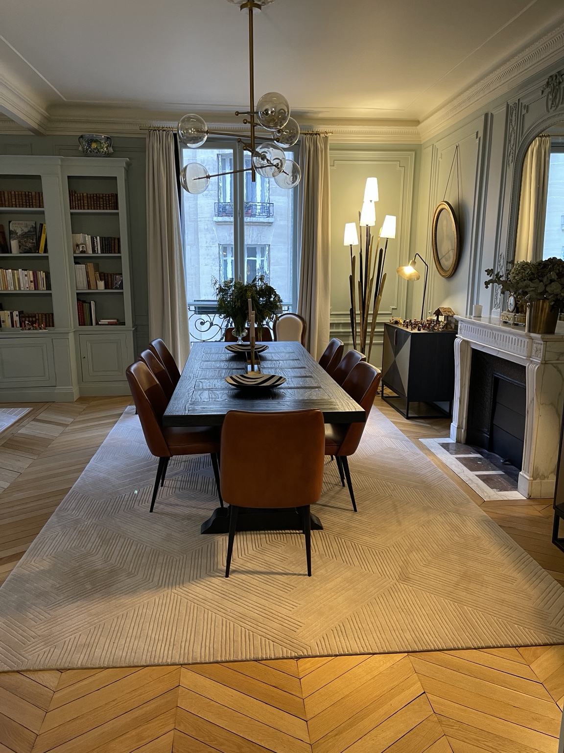 Salle à manger avec cheminée, bibliothèque et parquet
