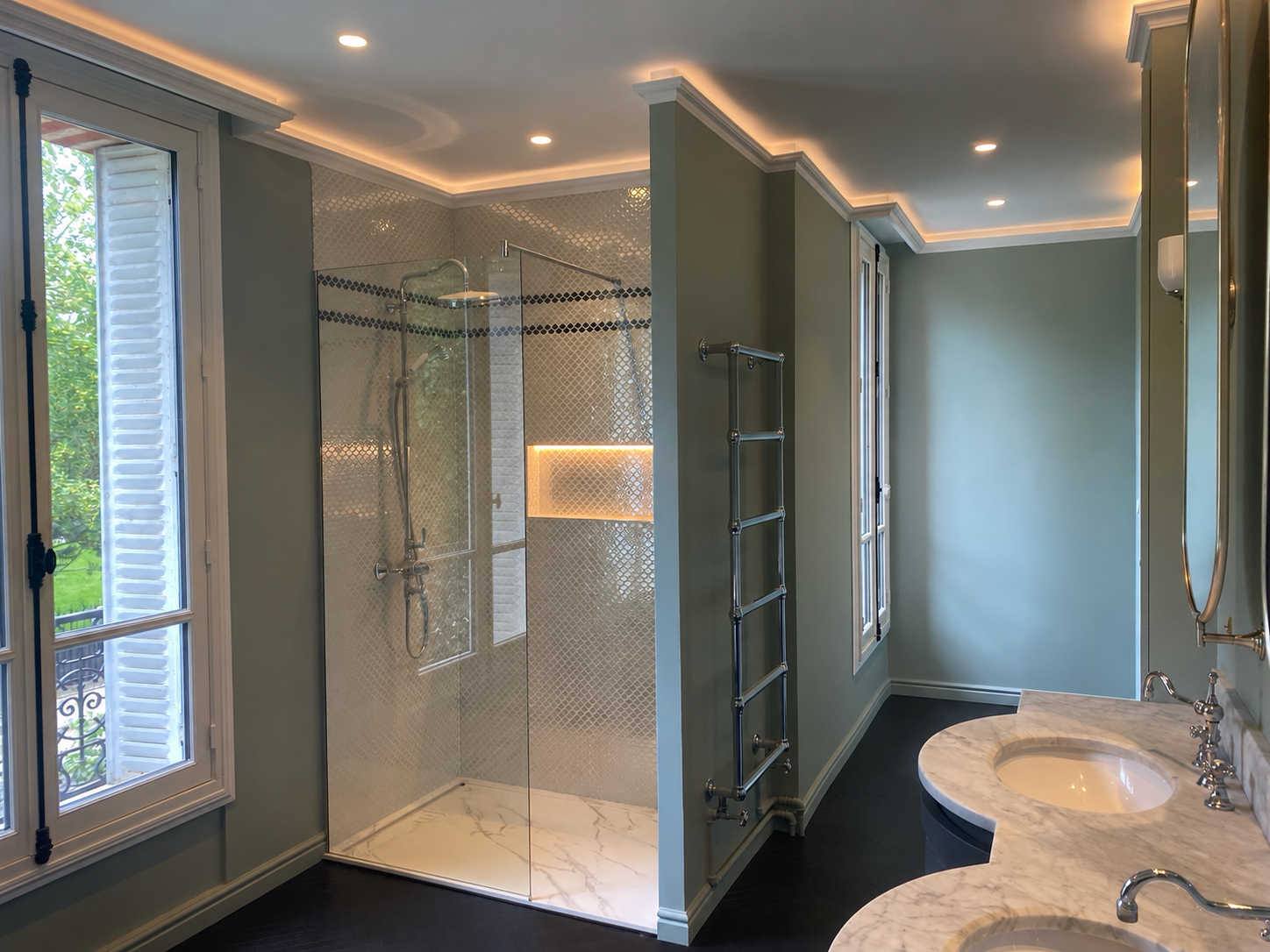 Salle de bains avec douche vitrée, mosaïque, double vasque en marbre et éclairage indirect
