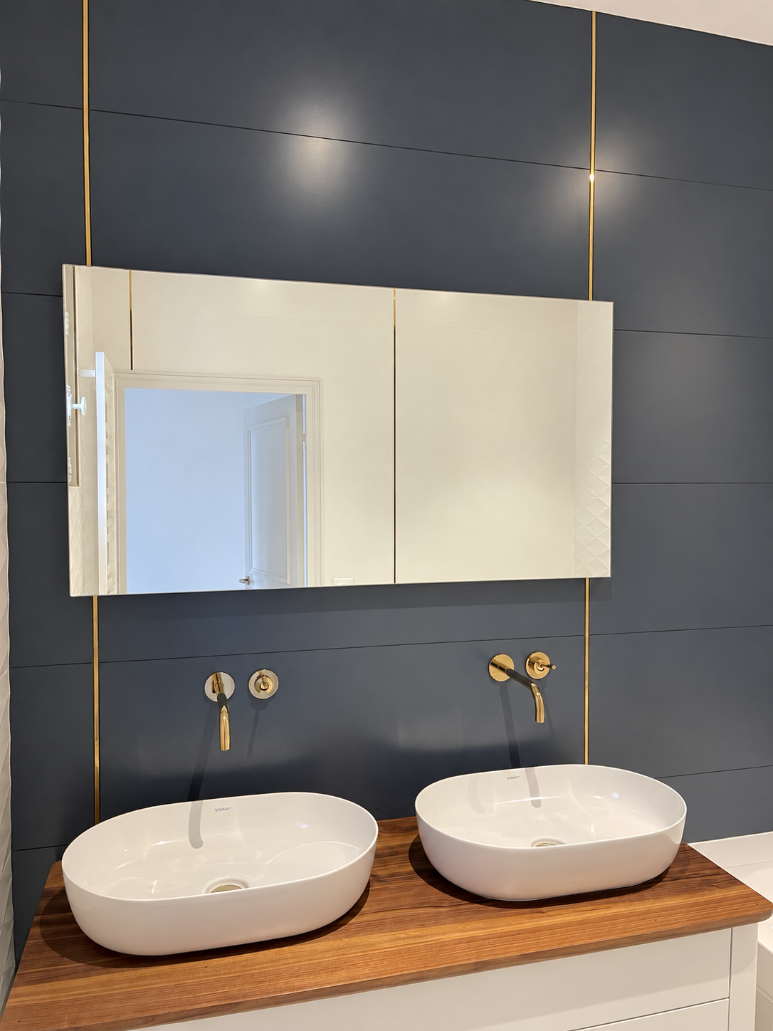 Double vasque et robinetterie dorée, miroir sans reflet de personne